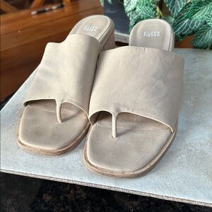 Eileen Fisher Beige Leather Slide Toe-Loop Sandals